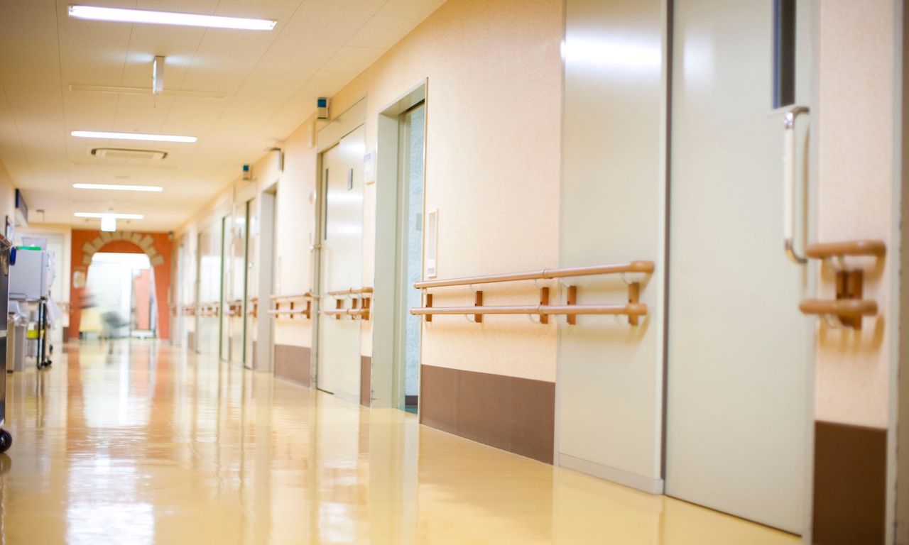 W tajemniczych okolicznościach na szpitalnym korytarzu zmarł 51-letni mężczyzna.