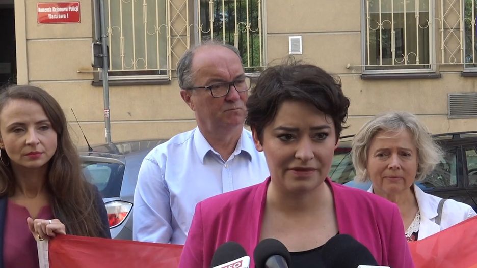 Konferencja prasowa Lewicy przed warszawskim komisariatem na ul. Wilczej