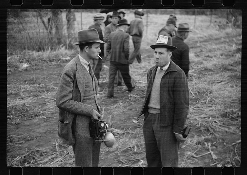 Podczas trwania Wielkiego Kryzysu rząd USA uruchomił największy projekt fotograficzny, który kiedykolwiek został ufundowany ze środków państwowych. Wysłano wtedy dziesiątki fotografów na teren całych Stanów Zjednoczonych, by ukazali, jak wygląda życie Ameryki.