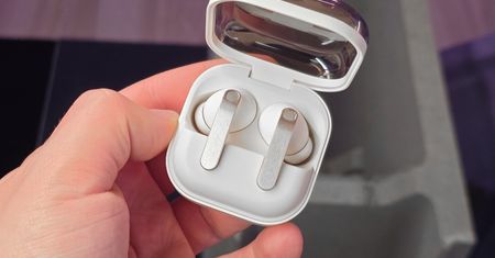 Samsung wprowadza metalowe słuchawki. Galaxy Buds 4 oficjalnie
