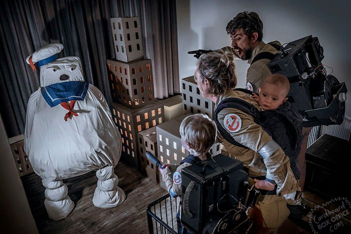 Rodzice odtwarzają z 2-letnim synkiem sceny ze znanych filmów 1