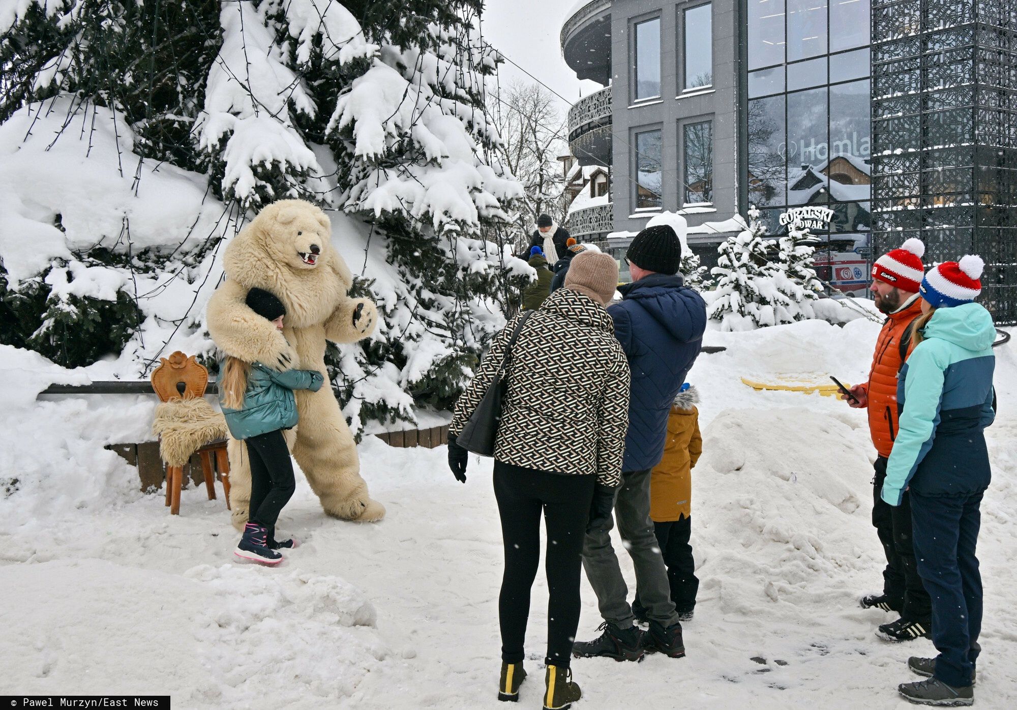 Zakopane zasypane ?niegiem
Fot. Pawel Murzyn/East News, Zakopane, 05.02.2023. Sroga zima w Zakopanem. W Tatrach ogloszono czwarty stopien zagrozenia lawinowego i zamknieto szlaki w TPN. N/z Krupowki.
Pawel Murzyn