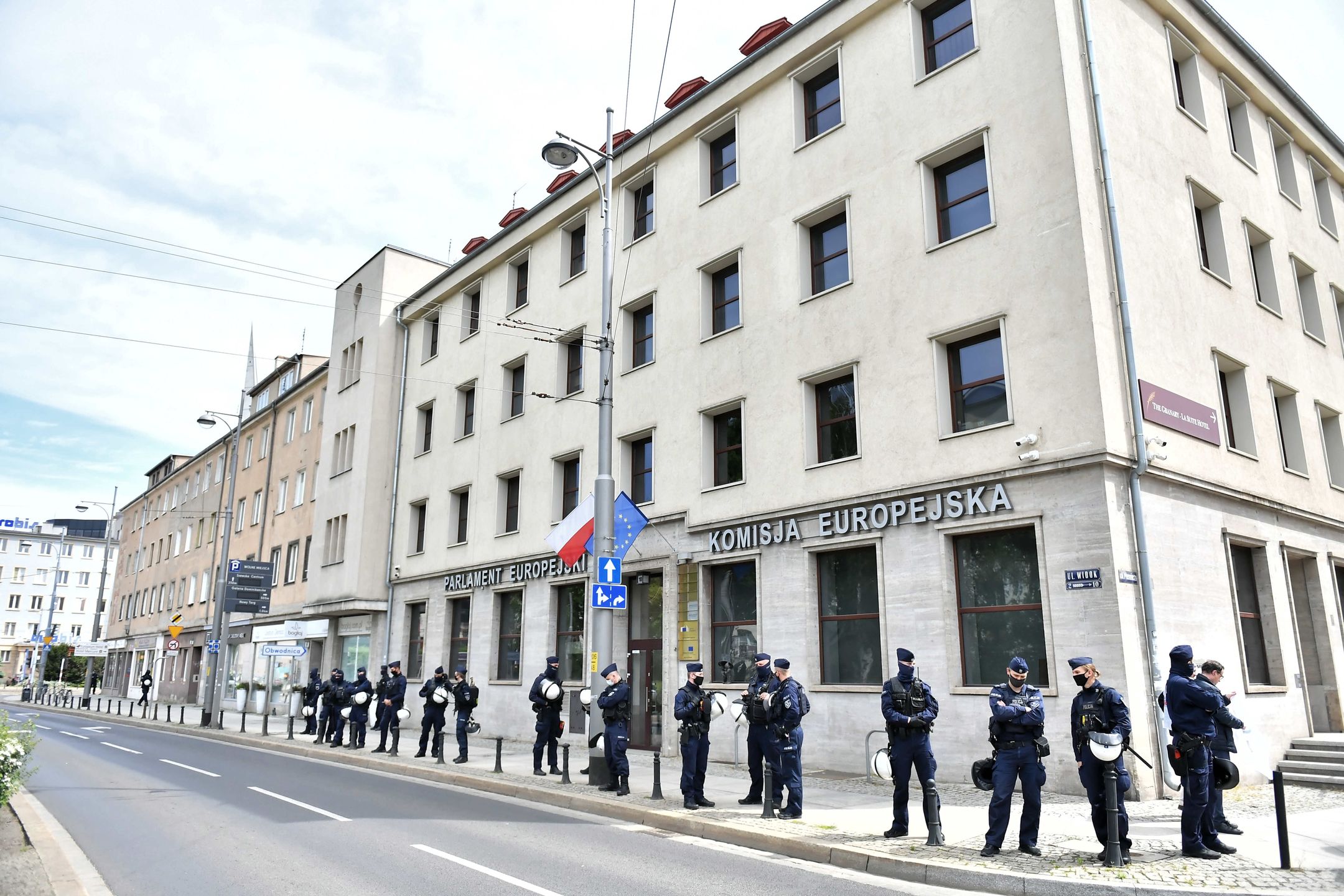 Wrocław, 26.05.2021. Policja podczas protestu pracowników kopalni Turów przed siedzibą przedstawicielstwa Komisji Europejskiej i Parlamentu Europejskiego we Wrocławiu, 26 bm. w sprawie zamknięcia kopalni. Trybunał Sprawiedliwości Unii Europejskiej przychylił się do wniosku Czech i 21 bm. nakazał Polsce natychmiastowe wstrzymanie wydobycia w kopalni Turów do czasu merytorycznego rozstrzygnięcia. (sko) PAP/Maciej Kulczyński