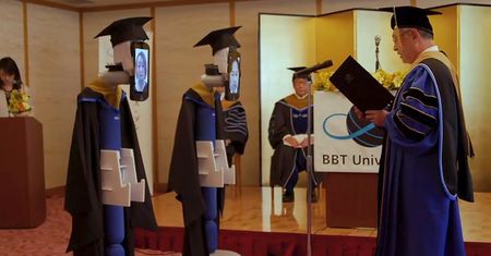 Nie możesz gdzieś iść? Wyślij robota! Japońscy studenci odebrali swoje dyplomy w nietypowy sposób