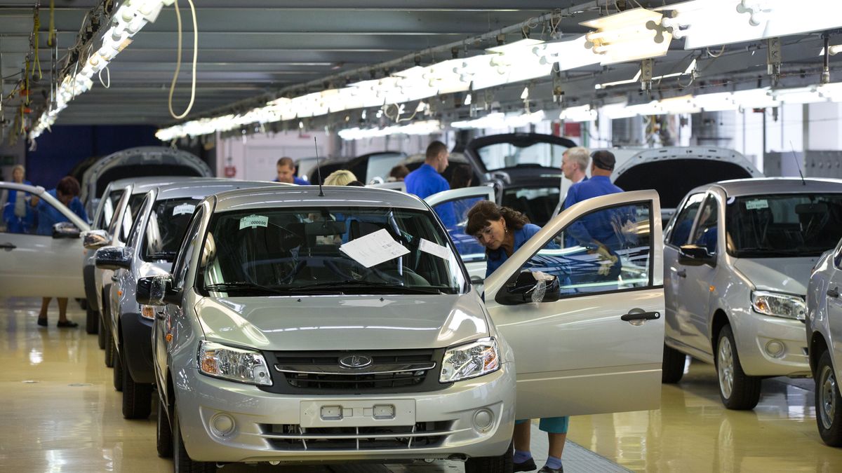 Sprzedaż aut w Rosji drastycznie spadła. Także w AvtoVAZ Photographer: Andrey Rudakov/Bloomberg via Getty