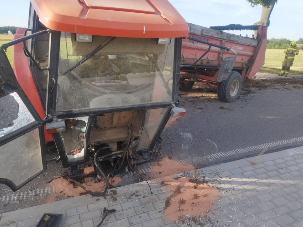 Wypadek na DW571. Zderzenie ciągnika rolniczego z osobówką