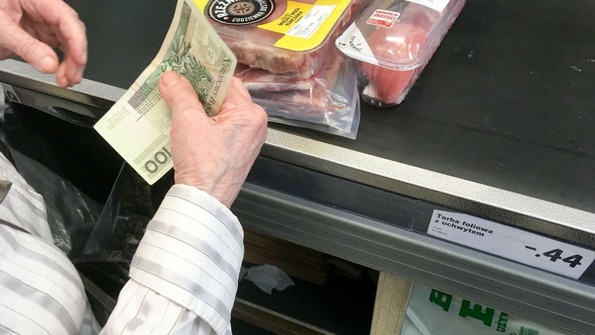 Reporter baza 2020-06-d
31.05.2019 Lodz. Starsza pani robi zakupy w sklepie spozywczym. Fot. Piotr Kamionka/REPORTER
Piotr Kamionka/REPORTER