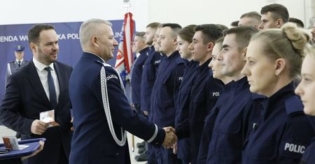 Nowi policjanci złożyli ślubowanie. 50 osób dołączy do komisariatów w całym województwie
