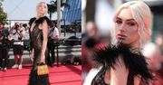 Caroline Derpienski w prześwitującej kreacji z piórami przykuwa uwagę fotoreporterów podczas festiwalu w Cannes (ZDJĘCIA)
