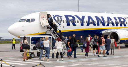Gdańsk. 30 osób uziemionych na lotnisku. Pilot "pomachał środkowym palcem i odleciał"
