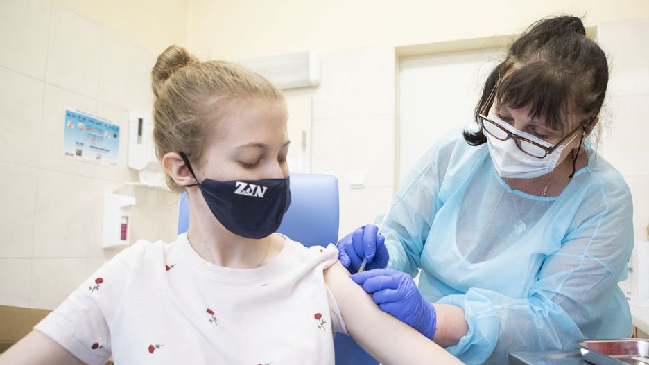 COVID-19. Pierwsze szczepienia nastolatków w Szpitalu Klinicznym Nr 4 w Lublinie 