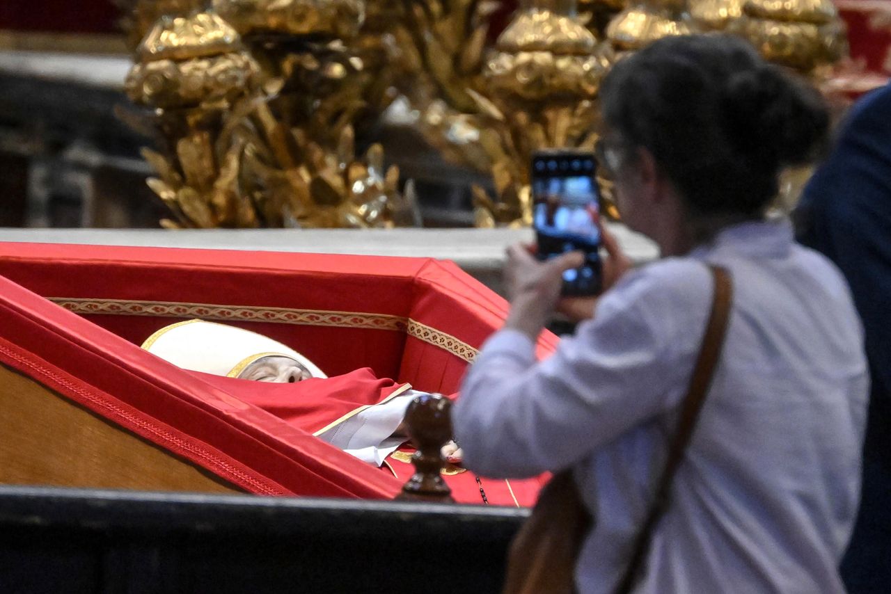 Gorszące sceny przed trumną Franciszka. "Ze świątyni zrobiono muzeum"