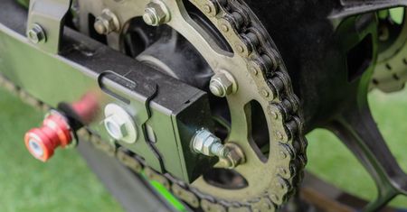 Jak smarować łańcuch motocyklowy? Nie można o tym zapominać