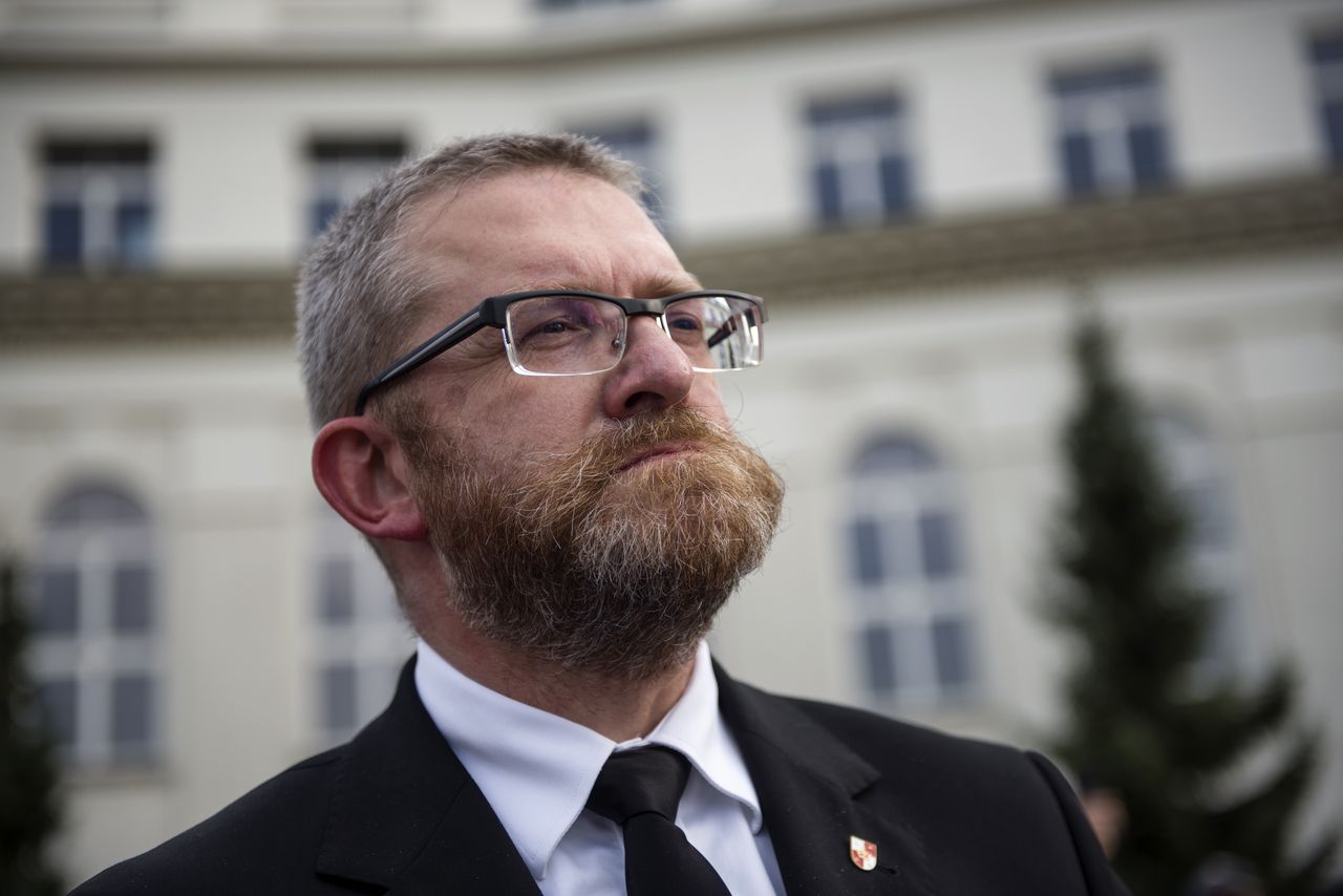 Grzegorz Braun oskarżony. Na liście 7 czynów. Akt trafił do sądu