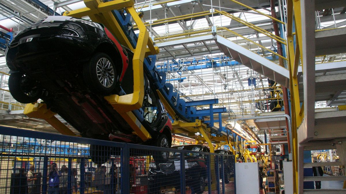 Kryzys w fabryce Fiata trwa
PHOTO: ZDZISLAW BARSZEWICZ / EAST NEWS  TYCHY  2012.12.10    FABRYKA FIATA W TYCHACH OGLOSILA, ZE JEST ZMUSZONA ZWOLNIC 1500 OSOB. POWODEM TYCH ZWOLNIEN JEST ZLA SYTUACJA NA RYNKU MOTORYZACYJNYM W POLSCE. SPRZEDAZ SAMOCHODOW SPADA W POLSCE KAZDEGO ROKU. FABTYKA FIATA W TYCHACH PRODUKUJE W TEJ CHWILI CZTERY MODELE: FIATA PANDE, FIATA 500, LANCIE YPSILON ORAZ FORDA KA, PRZY CZYM FIAT PANDA BEDZIE PRODUKOWANY TYLKO DO KONCA TEGO ROKU. PRZEWIDUJE SIE ZE CALKOWITA SPRZEDAZ WSZYSTKICH MODELI W TYM ROKU OSIAGNIE JEDYNIE 350 000 SZTUK, CO JEST ZNACZNYM SPADKIEM W POROWNANIU DO ROKU 2009 KIEDY SPRZEDAZ OSIAGNELA 600 000. W TEJ SYTUACJI FIRMA ZDECYDOWALA SIE ZMIENIC ORGANIZACJE PRACY W FABRYCE I ZREDUKOWAC ILOSC ZMIAN Z TRZECH DO DWOCH. TO SPOWODOWALO KONIECZNOSC ZMNIEJSZENIA ZATRUDNIENIA O OK. 1500 MIEJSC PRACY.    NZ/ LINIA PRODUKCYJNA LANCII YPSILON
ZDZISLAW BARSZEWICZ