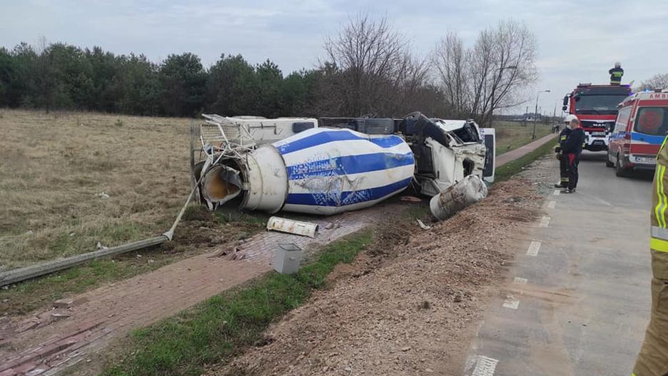 Mazowieckie. Zderzenie aut i betoniarka w rowie. Utrudnienia koło Legionowa