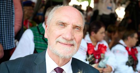 Macierewicz z "jedynki" dopiero z trzecim wynikiem. Wyprzedza go minister rządu PiS
