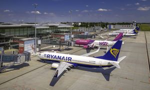 Gigantyczne cięcia lotów z Polski. Wizz Air i Ryanair przewiozą miliony pasażerów mniej