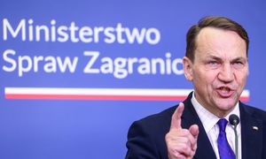 "To nie jest dobra wiadomość". Sikorski o decyzji Trumpa ws. wyższych ceł na auta z UE