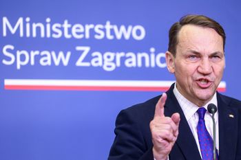 "To nie jest dobra wiadomość". Sikorski o decyzji Trumpa ws. wyższych ceł na auta z UE