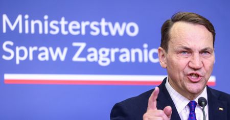 "To nie jest dobra wiadomość". Sikorski o decyzji Trumpa ws. wyższych ceł na auta z UE
