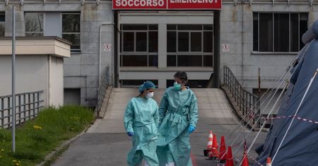 Symboliczne zdjęcie z włoskiego szpitala. "Życie toczy się dalej"