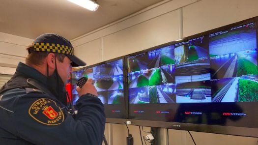 Warszawa. Zdarzenie na bulwarach. Nietrzeźwy 18-latek znieważył strażników miejskich i ruszył do ucieczki. Miał pecha, bo się przewrócił. Teraz poniesie konsekwencje agresywnego zachowania