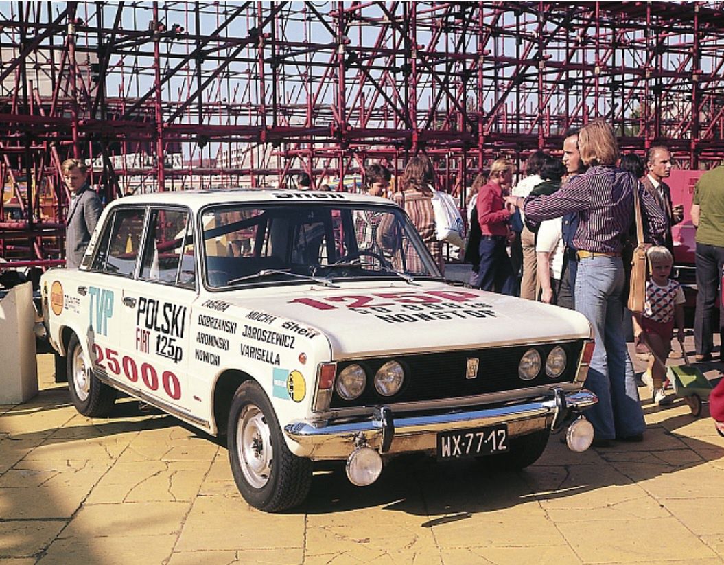 50 lat temu fiat 125p pobił rekord prędkości na 25 tys. km. Tymczasem załoga pędziła po kolejny