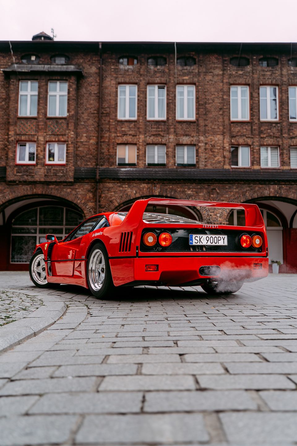 Ferrari F40 w Ferrari Katowice (1990)