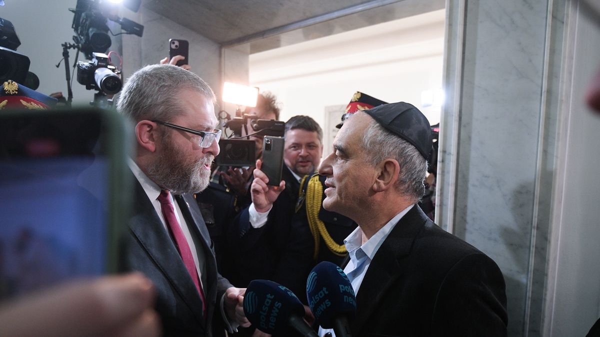 Warszawa, 12.12.2023. Poseł Konfederacji Grzegorz Braun (L) po zgaszeniu gaśnicą świec chanukowych w Sejmie w Warszawie, 12 bm. (sko) PAP/Marcin Obara