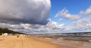 Kilometry plaż, piękne zamki i nieziemska przyroda. Idealne miejsce na urlop blisko Polski