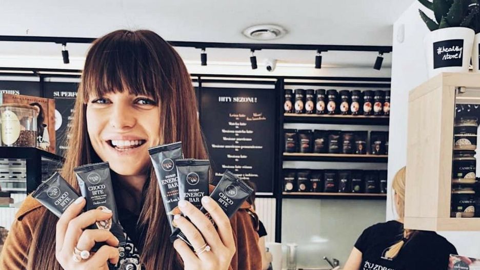 Znani w social mediach 16Anna Lewandowska (annalewandowskahpba / 28.10.2019): Welcome Warsaw My healthy bars @foods_by_ann ! SUGAR-FREE, LACTOSE FREE NO Peanuts, NO WHEAT __________________________ Welcome Warsaw Dzisiaj to bdzie pracowity dzie! Zaczynam od sesji zdjeciowej.. Ale przed wpadam do @healthy_store_by_ann po zapasy Zdrowe batoniki! BEZ CUKRU, BEZ LAKTOZY, BEZ ORZESZKW ZIEMNYCH, BEZ PSZENICY Lubicie? www.foodsbyann.com -------------------------------------- #work #Warsaw #healthyteam #annalewandowska #photoshoot #healthystoreByAnn #energybarSupplied by Instagram.com/face to faceface to face