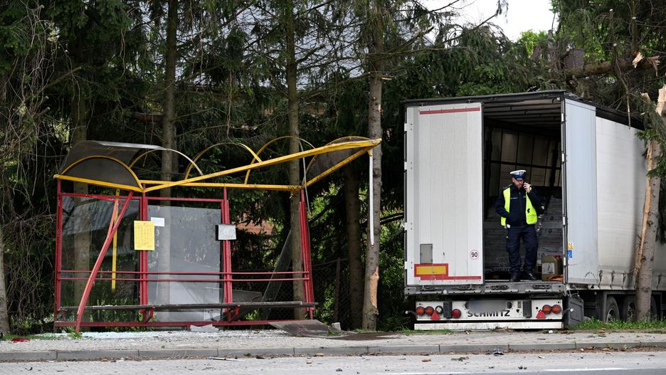 Tyczyn, 16.04.2024. Miejsce kolizji dwóch samochodow osobowych i ciężarówki w miejscowości Tyczyn, 16 bm. Auto wymusiło pierwszeństwo w związku z czym tir staranował samochody i wjechał w przystanek. Do szpitala trafiło trzech kierujących i dwóch pieszych. Droga wojewódzka nr 878 jest całkowicie zablokowana. (sko) PAP/Darek Delmanowicz