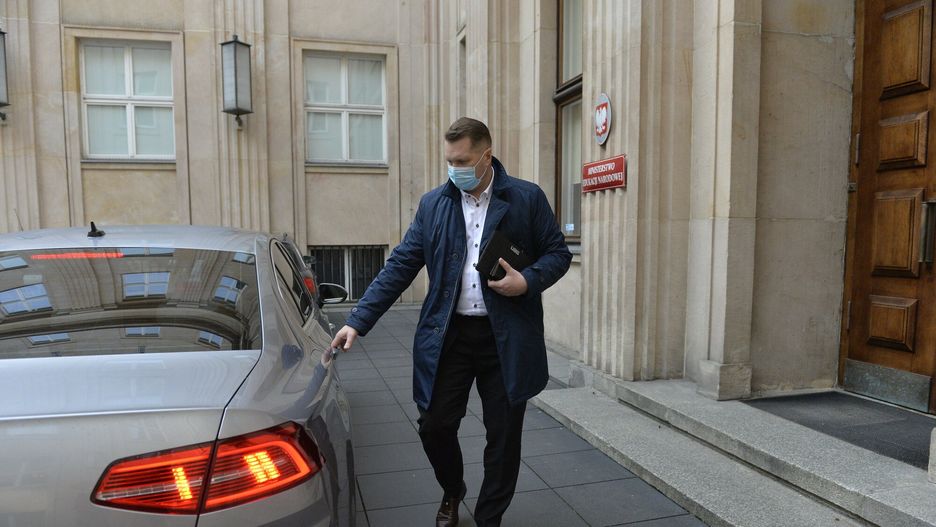 Przemys?aw Czarnek przed MENPHOTO MAREK KUDELSKI / SUPER EXPRESS  WARSZAWA  MINISTER EDUKACJI NARODOWEJ PRZEMYSLAW CZARNEK I JEGO RZADOWA LIMUZYNA.  20/10/2020  N/Z PRZEMYSLAW CZARNEK  MEN MINISTERSTWO EDUKACJI NARODOWEJ WSIADA WYSIADA SAMOCHOD LIMUZYNA PRZED WEJSCIE MINISTERSTWO  WSZYSTKIE ZDJECIA NA HTTP://AGENCJA.SE.COM.PLMAREK KUDELSKI