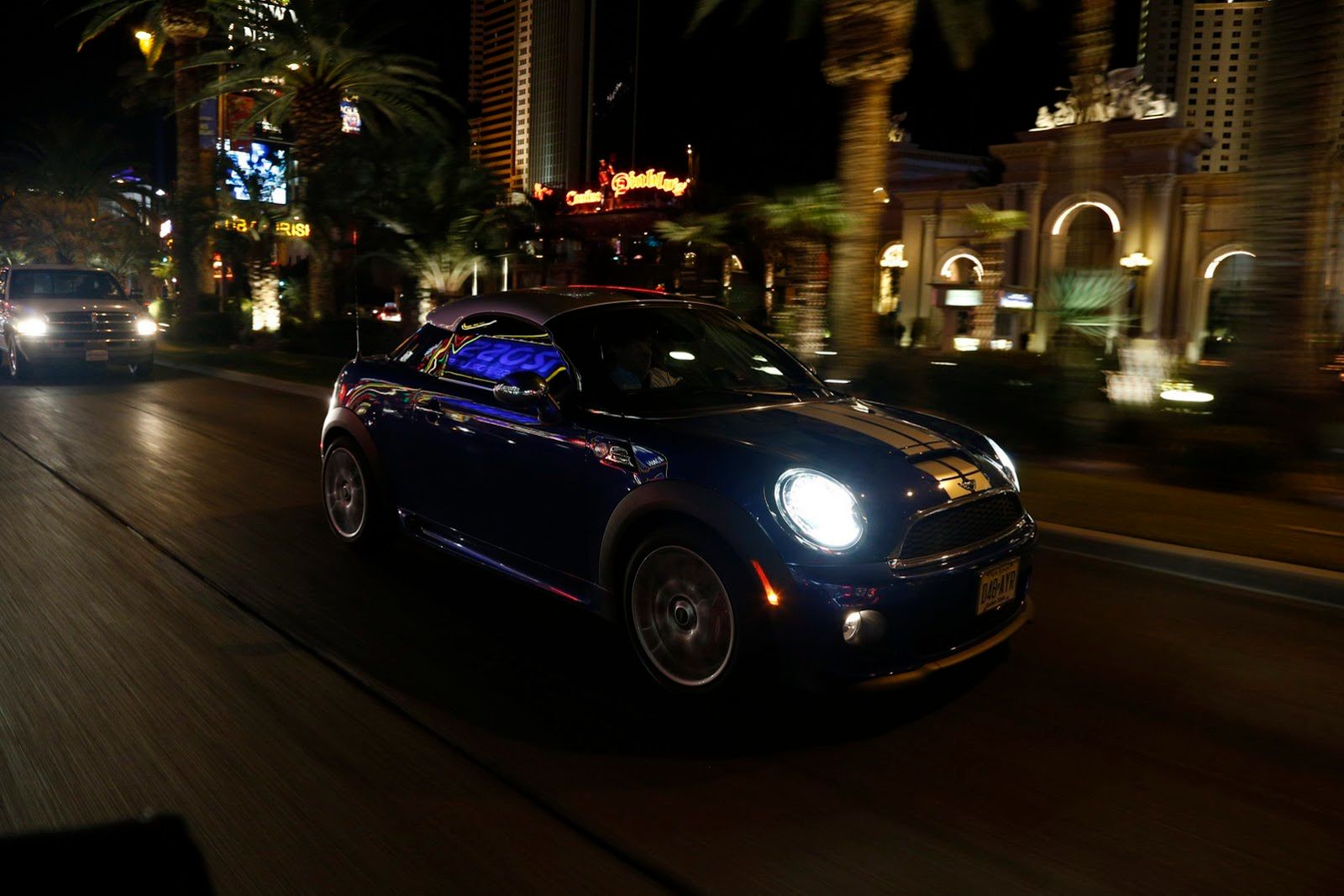 Galeria Mini jako celebracja sprzedaży półmilionowego egzemplarza w USA 237