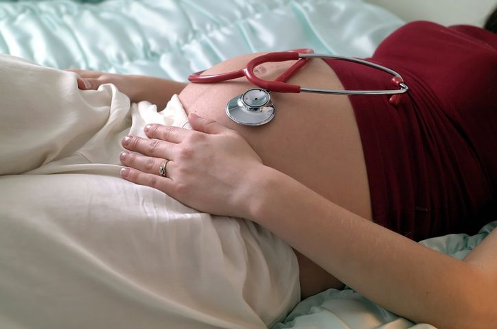 Zakażenie wewnątrzmaciczne w ciąży może spowodować poważne powikłania, łącznie z obumarciem płodu i poronieniem