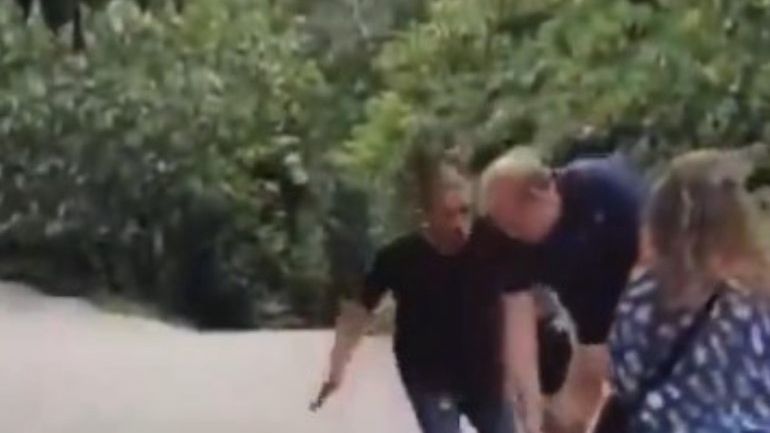 Mężczyzna zaatakował turystów i uderzył ich roczne dziecko 
