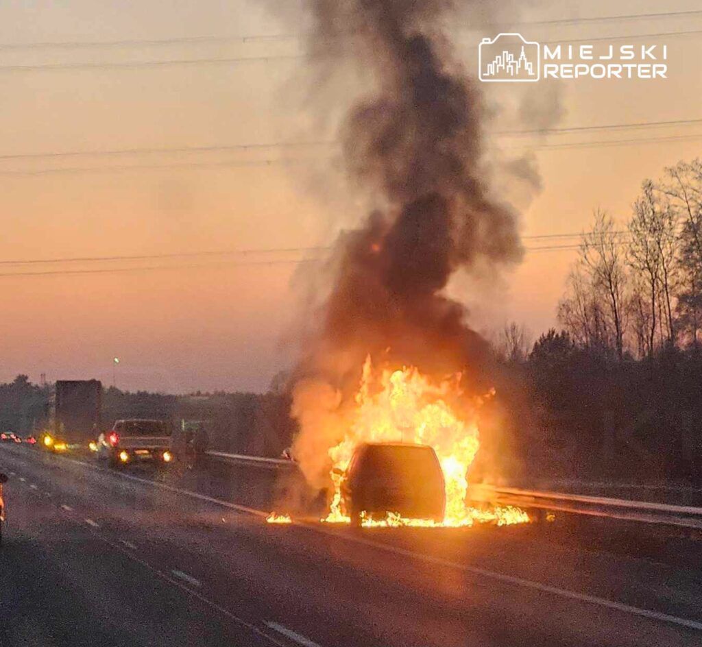 Pożar na autostradzie A2. Płonie samochód osobowy