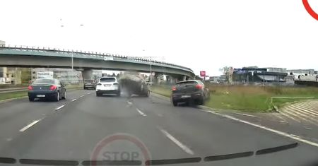 Wypadek w Warszawie. Zobacz, co zrobiła kierująca kią. Wszystko się nagrało