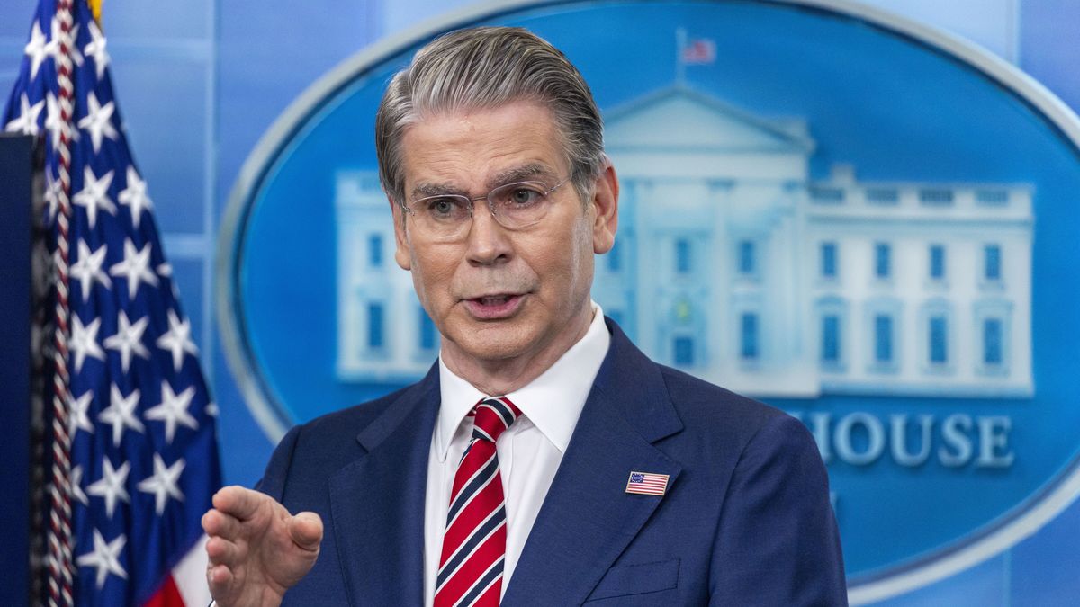 Secretary Bessent and SBA Administrator Loeffler mark tax day with White House briefing
epa12892260 US Secretary of Treasury Scott Bessent responds to a question from the news media during a press briefing at the White House in Washington, DC, USA, 15 April 2026. Kelly Loeffler and Bessent delivered remarks on the success of the administration's tax provisions, as 15 April is tax day.  EPA/SHAWN THEW 
Dostawca: PAP/EPA.
SHAWN THEW
government, white house, presser, politics