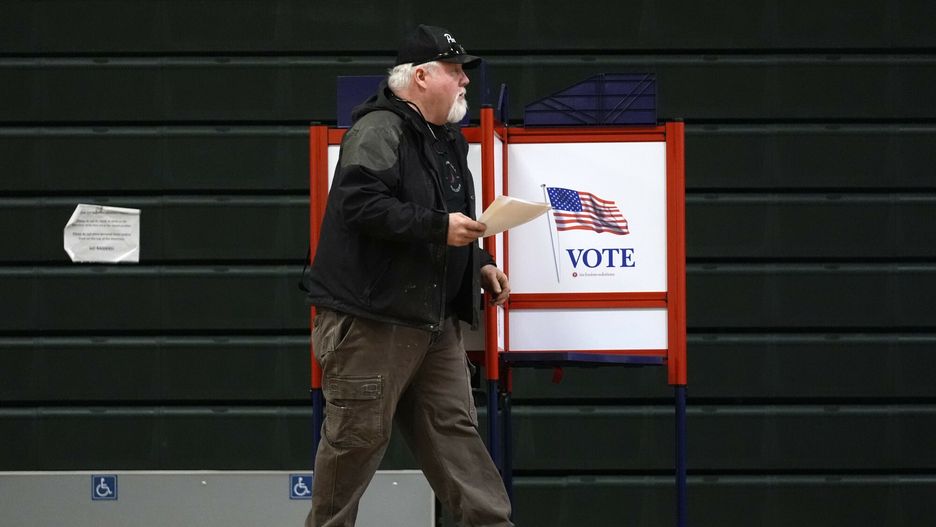 Wyborczy Super Wtorek w USA
David Lewia leaves a voting booth after filling out his ballot in the primary election, Tuesday, March 5, 2024, in Stowe, Vt. Super Tuesday elections are being held in 16 states and one territory. Hundreds of delegates are at stake, the biggest haul for either party on a single day.  (AP Photo/Robert F. Bukaty)
Robert F. Bukaty