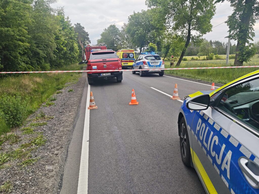 Fot. KPP w Mławie.  Tragiczna czołówka aut na drodze