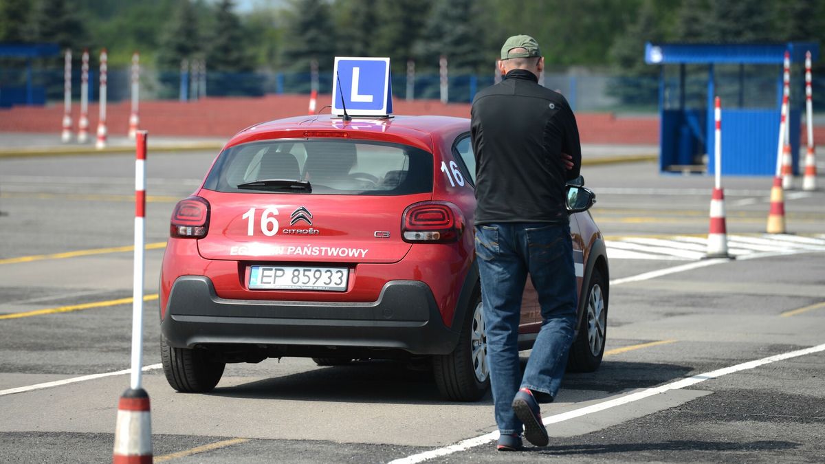 Zmiany w egzaminach na prawo jazdy
Fot. Adam Staskiewicz / East News. Piotrkow Trybunalski WORD 10.05.2019. Ministerstwo Infrastruktury przygotowalo nowelizacje dotyczaca przepisow ubiegania sie o prawo jazdy. Egzaminy maja sie odbywac o dokladnie wyznaczonej godzinie, a jeden egzaminator bedzie mogl przeprowadzic ich tylko osiem jednego dnia, czyli jeden egzamin na godzine. Sprawa budzi wiele kontrowersji wsrod egzaminatorow bo nie wiedza co z robic z czasem gdy kandydat na kierowce zakonczy egzamin po 15 min. N/Z plac manewrowy, kandydat na kierowce, egzaminator
Adam Staskiewicz