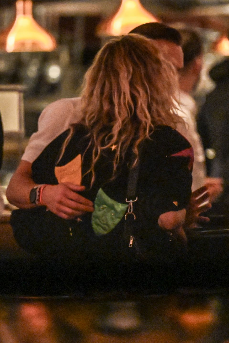 Maurycy Popiel całuje się z tajemniczą blondynką