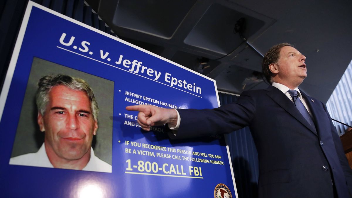 United States Attorney for the Southern District of New York Geoffrey Berman on Epstein arrest
epa07891110 United States Attorney for the Southern District of New York Geoffrey Berman speaks during a news conference about the arrest of American financier Jeffrey Epstein in New York, USA, 08 July 2019. US financier Jeffrey Epstein who was arrested on 08 July 2019 on sex trafficking and conspiracy charges, had been formally charged with two sex trafficking counts.  EPA/JASON SZENES 
Dostawca: PAP/EPA.
JASON SZENES
yearender 2017
