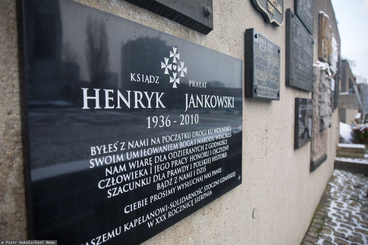 Gdańsk. Zniszczono tablicę poświęconą ks. Henrykowi Jankowskiemu
