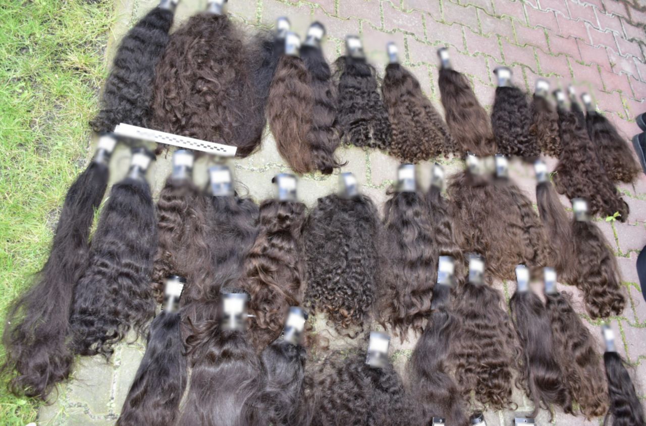 Włamał się do salonu. Ukradł i zniszczył włosy warte 800 tys. zł