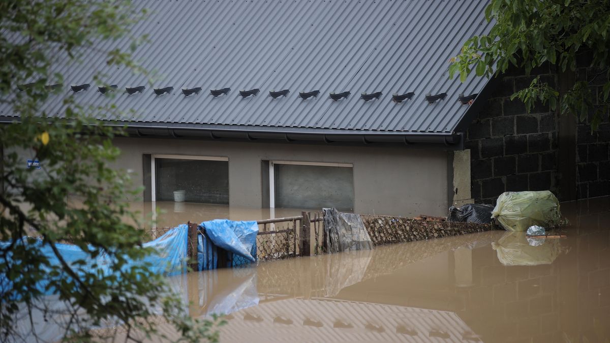 Głogoczów. Z pięciu domów ewakuowano 14 mieszkańców. W wielu miejscach na terenie powiatu na drogach lokalnych i powiatowych występują muł, rumosz skalny i błoto.