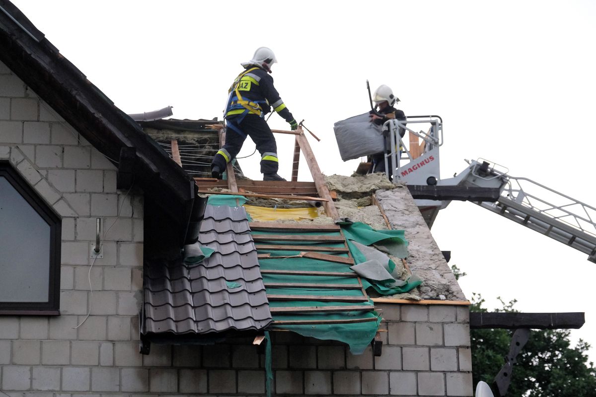 Straty po burzach. Kilkaset interwencji strażaków / Na zdjęciu interwencja strażaków we wsi Niegowoniczki (woj. śląskie) 