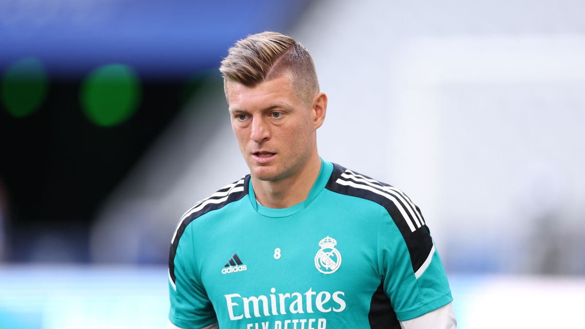 PARIS, FRANCE - MAY 27: Toni Kroos of Real Madrid during a Real Madrid Training Session at Stade de France on May 27, 2022 in Paris, France. Real Madrid will face Liverpool in the UEFA Champions League final on May 28, 2022. (Photo by Robbie Jay Barratt - AMA/Getty Images)